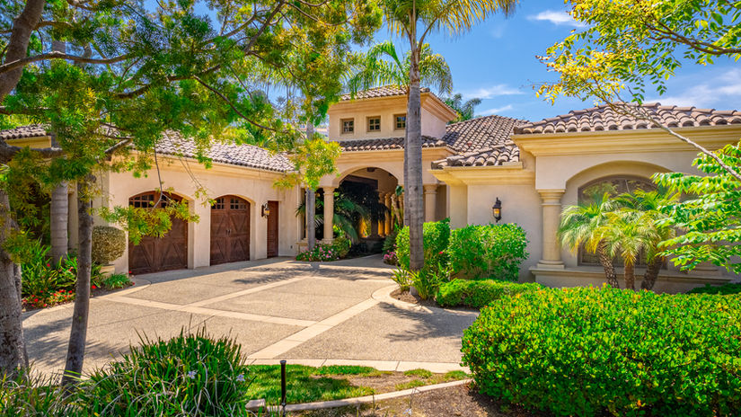 🥊 Inside Canelo Álvarez’s Luxury Del Mar Estate! 🌊🏡